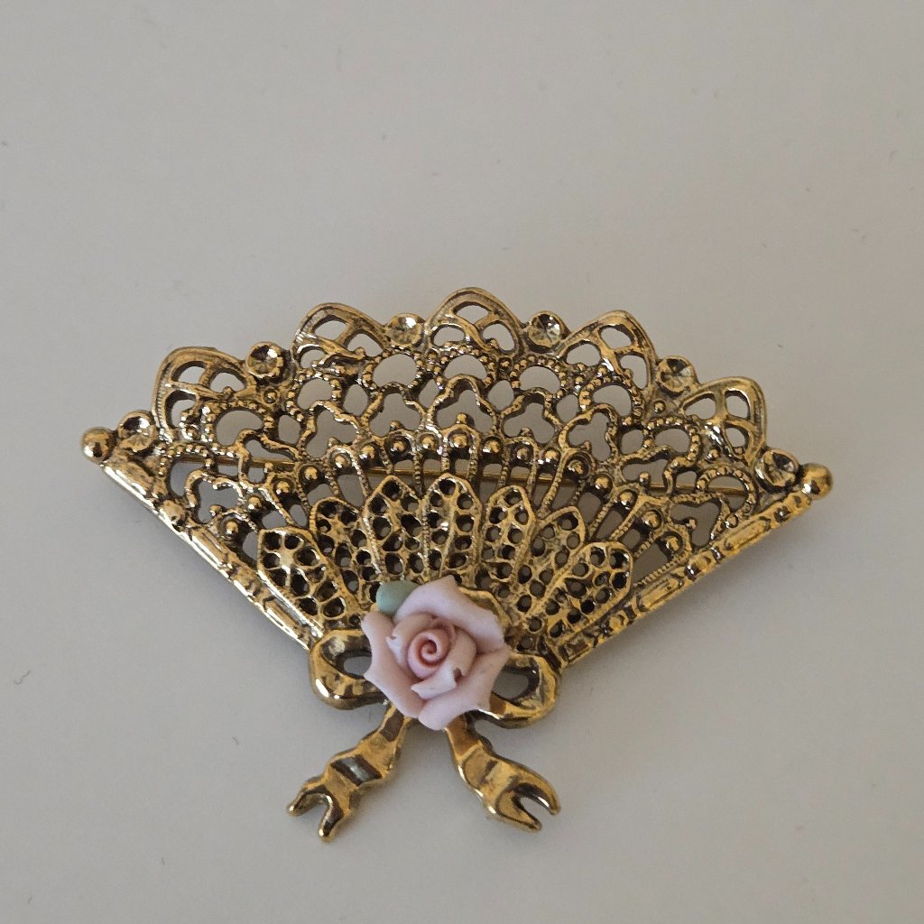 Vintage 1928 Gold Tone Hand Fan W Pink Porcelain Rose 25 Inch Brooch Pin 17$